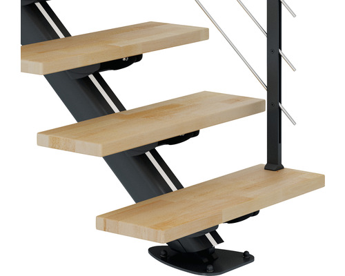 Detailaufnahme einer Treppe mit Holzstufen und Geländer