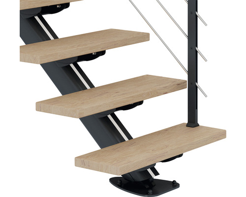 Detailansicht einer Raumspartreppe mit Holzstufen und Geländer