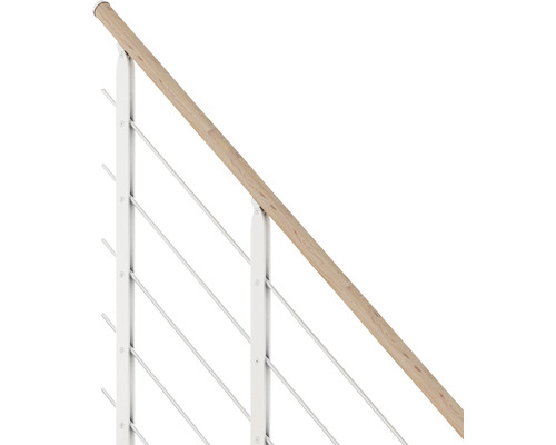 Gros plan d''une rampe d''escalier avec main courante en bois et câbles en acier inoxydable