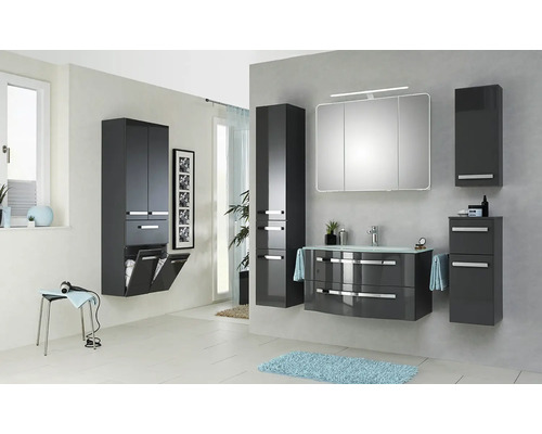 Modernes Badezimmerensemble mit Waschbecken, Spiegelschrank und Stauraumlösungen in einem hellen Raum.