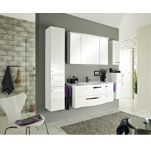 Badezimmer mit Waschbeckenunterschrank, Spiegelschrank und Hochschrank in Weiss