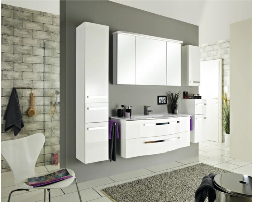 Badezimmer mit Waschbeckenunterschrank, Spiegelschrank und Hochschrank in Weiss