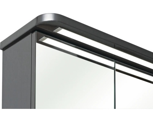 Vue détaillée d''une armoire de toilette éclairée