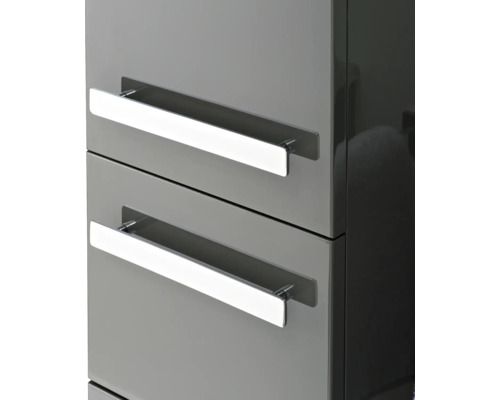 Gros plan d''une armoire de salle de bains avec tiroirs et poignées en métal