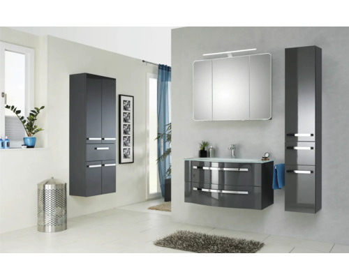 Modernes Badezimmer mit Waschtisch, Spiegelschrank, Hochschränken und Abfalleimer