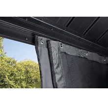 Detailansicht eines Pavillons mit Vorhang
