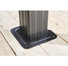 Detailaufnahme einer Pavillonstütze mit Metallfuss auf einem Holzboden