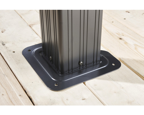 Detailaufnahme einer Pavillonstütze mit Metallfuss auf einem Holzboden