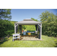 Gartenpavillon mit Tisch, Stühlen, Grill und Pflanzwagen im begrünten Aussenbereich