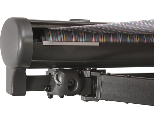 Detailansicht einer Markise mit Streifenmuster