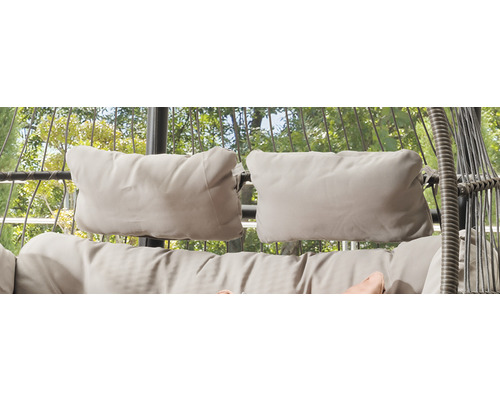 Vue détaillée d''un fauteuil suspendu en osier avec coussins