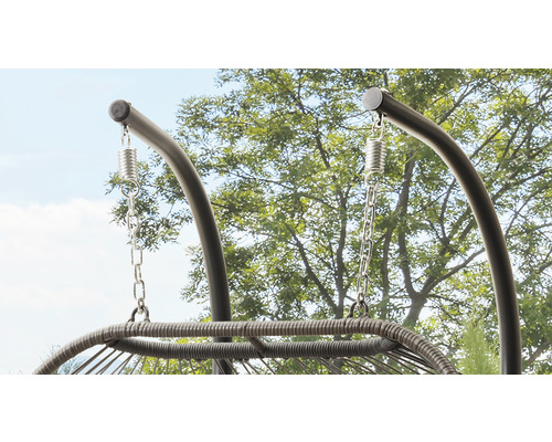 Vue détaillée d''un fauteuil suspendu avec cadre métallique et chaîne