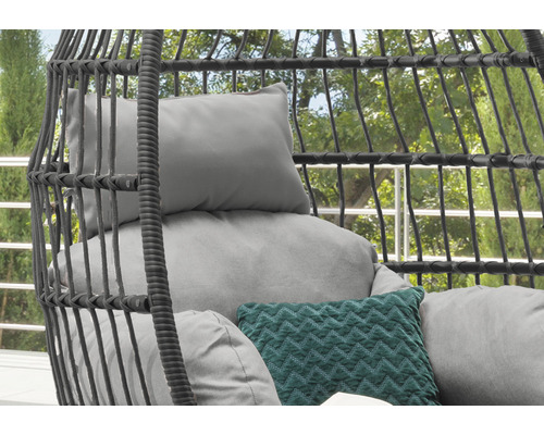 Detailansicht eines Hängekorbsessels mit Kissen