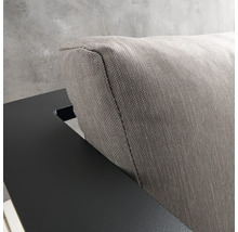 Gros plan d''un coussin de canapé de jardin avec revêtement en tissu et cadre en métal