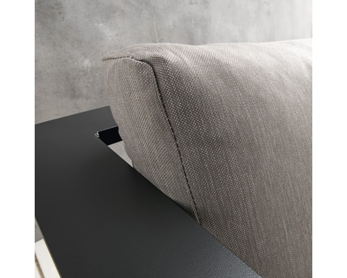 Detailaufnahme eines Gartensofa-Kissens mit Stoffbezug und Metallrahmen