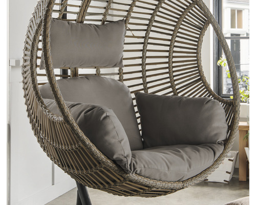 Hängesessel aus Rattan mit grauen Kissen