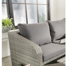Detailansicht eines grauen Rattan Gartensofas mit Kissen