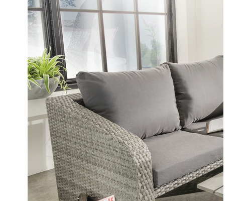 Detailansicht eines grauen Rattan Gartensofas mit Kissen