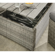 Detailansicht eines Gartentisches mit Stauraum unter der Tischplatte, gefertigt aus Rattan