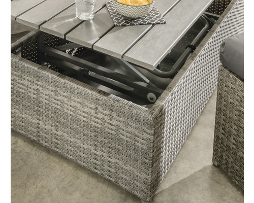 Detailansicht eines Gartentisches mit Stauraum unter der Tischplatte, gefertigt aus Rattan
