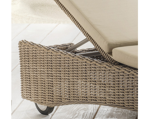 Detail einer Gartenliege mit Rattanstruktur und Rädern