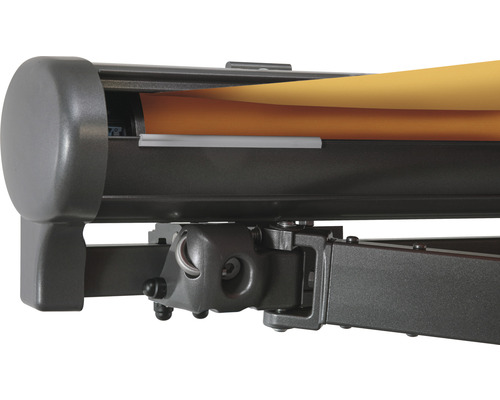 Detailansicht einer Gelenkarmmarkise mit Stoffrolle