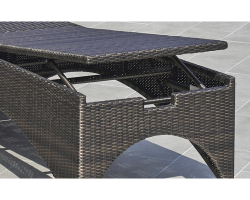 Vue détaillée d''un bain de soleil de jardin marron en polyrotin avec dossier réglable.