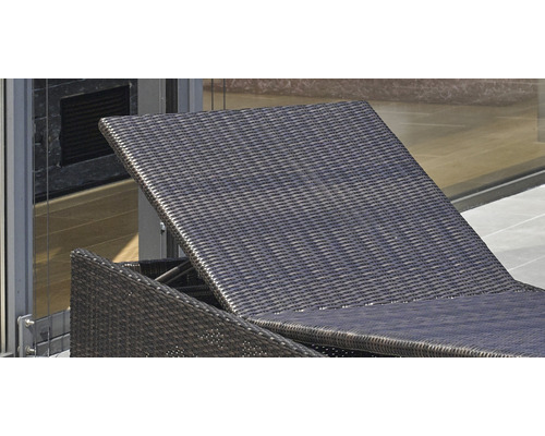 Gros plan d''une chaise longue de jardin en rotin