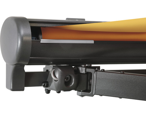 Detailansicht einer Gelenkarmmarkise mit Stoffrolle