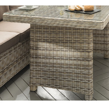 Vue détaillée d''une table de jardin avec plateau en verre et aspect rotin