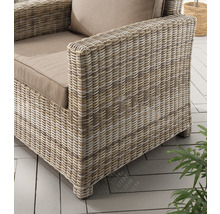Gros plan d''un fauteuil en rotin avec coussins