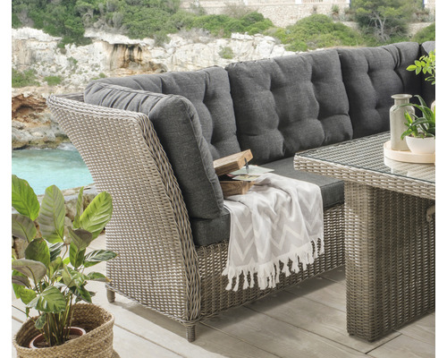 Salon de jardin avec surface en rotin, coussins gris et table