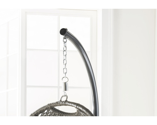 Detailaufnahme eines Hängesesselgestells mit Kette und Federaufhängung