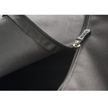 Detailaufnahme eines Reissverschlusses an einer Sporttasche