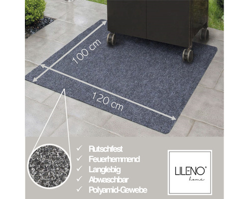 Graue Grillmatten mit den Massen 100 mal 120 Zentimeter unter einem Grillwagen. Die Matte ist rutschfest, feuerhemmend, langlebig, abwaschbar und aus Polyamidgewebe. Lileno Home Logo.