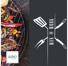 Barbecue avec viande, brochettes de légumes et logo Lileno Home