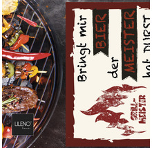 Grillszene mit Fleisch und Gemüsespießen neben einer Grillschürze mit der Aufschrift Bringt mir Bier der Meister hat Durst