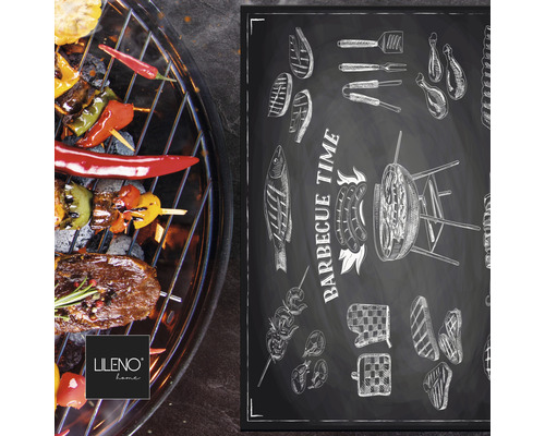 Grillmatte mit Grillmotiven und Lebensmitteln auf dem Grill