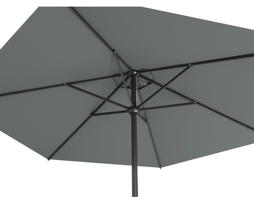 Vue de dessous d''un parasol carré avec armature métallique