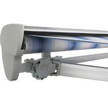 Detailansicht einer Markise mit blau gestreiftem Stoff und Aluminiumgestell