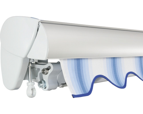 Detail einer Markise mit blau-weiss gestreiftem Volant