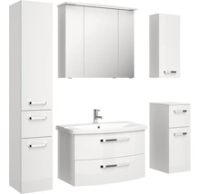 Aménagement complet de salle de bains avec lavabo, armoire de toilette et armoires hautes