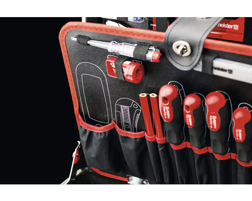 Detailaufnahme eines Werkzeugkoffers mit verschiedenen Werkzeugen, darunter Schraubendreher und ein Phasenprüfer