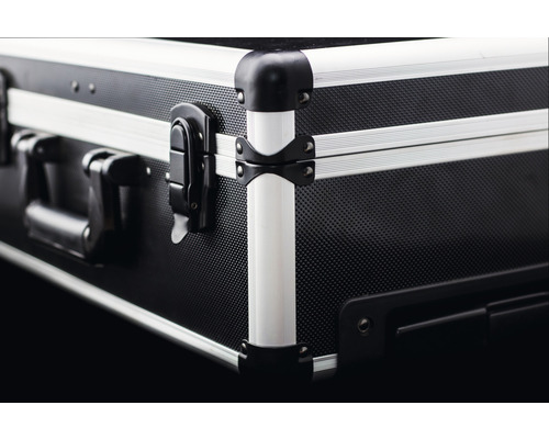 Detailaufnahme eines schwarzen Werkzeugkoffers mit silberfarbenen Aluminiumkanten und Griff