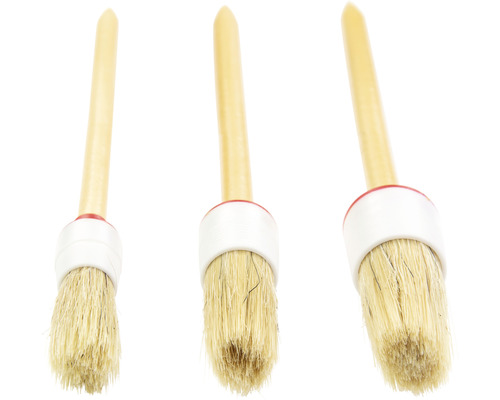 Trois pinceaux avec manche en bois et poils