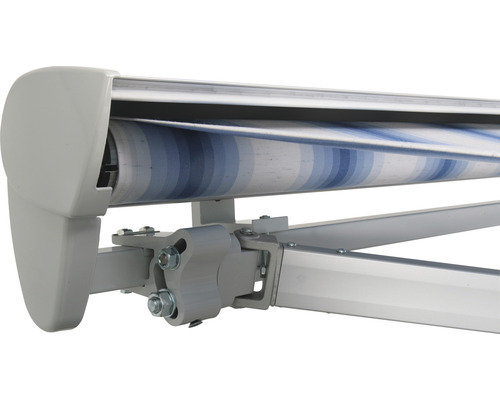 Detailansicht einer Markise mit blau-weiss gestreiftem Stoff und Aluminiumgestell