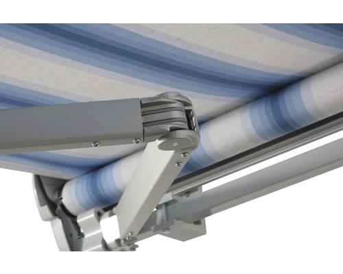 Vue détaillée d''un store banne à bras articulés avec un tissu rayé bleu et blanc et des bras en aluminium gris