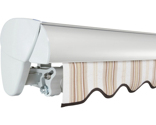 Detail einer Gelenkarmmarkise mit gestreiftem Volant