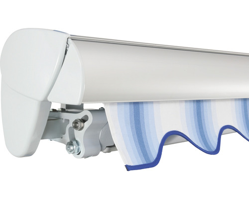 Detailansicht einer Gelenkarmmarkise mit blau-weiss gestreiftem Stoff