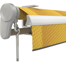 Detailansicht einer Gelenkarmmarkise mit gelb gemustertem Stoff